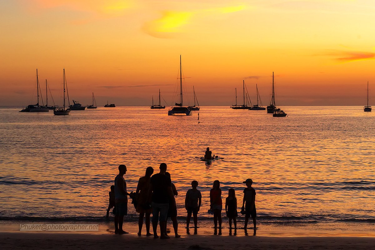 Sunset silhouette, Nai Harn beach, Phuket island, Thailand XOKA9923bs2